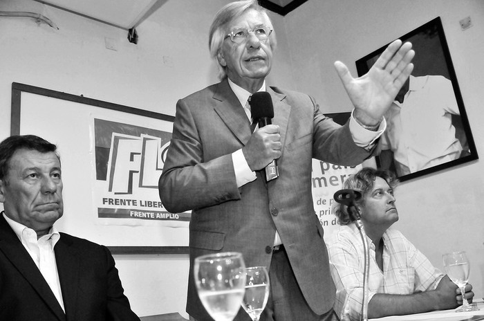 Rodolfo Nin Novoa, Danilo Astori y Rafael Michelini, ayer, en la sede del Frente Liber Seregni. · Foto: Javier Calvelo