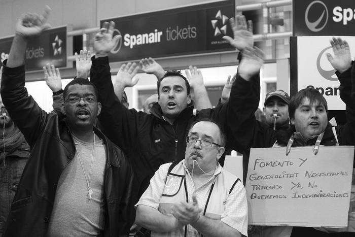 Trabajadores de tierra de la aerolínea Spanair protestan ante las oficinas de la compañía aérea por la implantación del ERE (Expediente
de Regulación de Empleo) que contempla el despido de más de 2.000 trabajadores. · Foto: Efe, Kiko Huesca