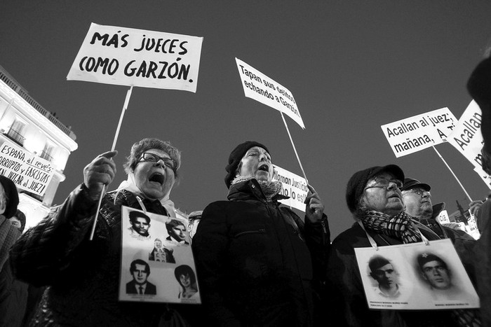 Concentración en la madrileña Puerta del Sol para expresar su “indignación” y “vergüenza” por la inhabilitación
del juez Baltasar Garzón. · Foto: Efe, Carlos Hidalgo