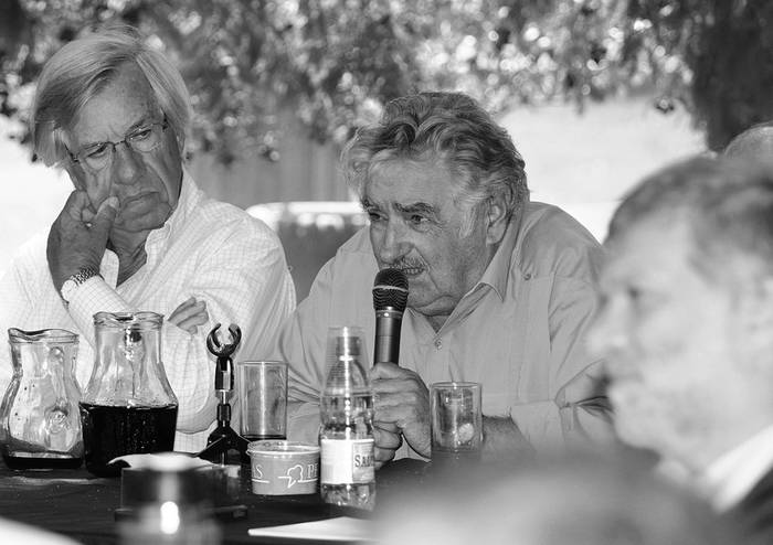 Danilo Astori, José Mujica y Roberto Kreimerman, el viernes, en la residencia de Suárez y Reyes. · Foto: Secretaría de Comunicación, s/d de autor