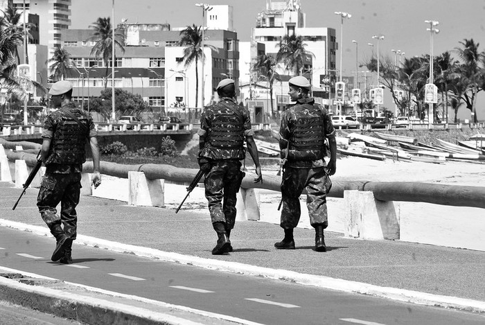 Militares mientras patrullaban ayer la rambla de Salvador, en Bahía, Brasil. · Foto: Abr, Marcello Casal Jr 