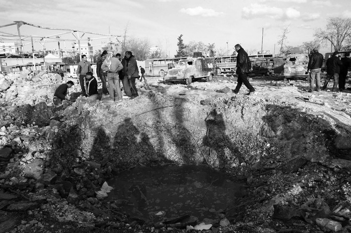 Cráter resultado de la explosión de un coche bomba frente a las instalaciones de la agencia de inteligencia de la Policía Militar,
en Alepo, Siria. (archivo, febrero de 2012) · Foto: Efe, Stringer