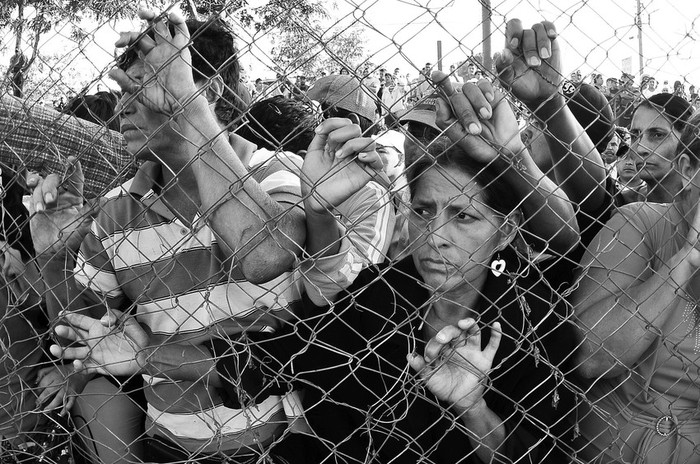 Familiares de los presos de la Granja Penal de Comayagua esperando noticias fuera de la cárcel, ayer, en Comayagua, Honduras. · Foto: EFE, Gustavo Amador