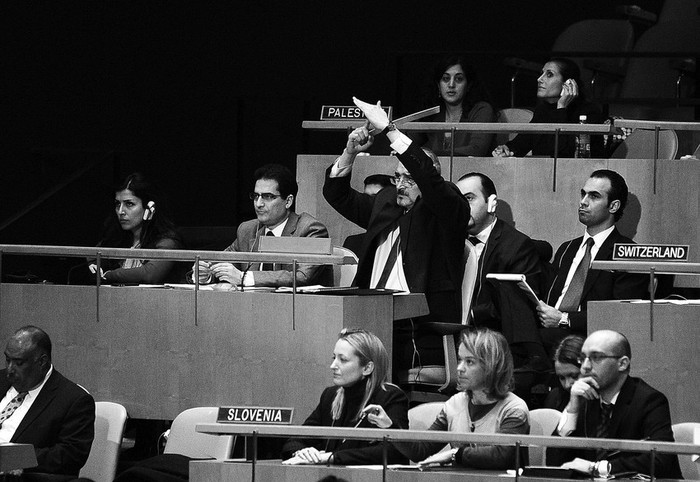 El embajador de Siria ante la Organización de las Naciones Unidas, Bashar Ja’afari (centro), ayer, en la sesión de la asamblea general de la organización en Nueva York, EEUU. · Foto: Efe, Justin Lane