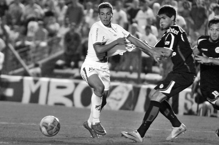 Gonzalo Bueno, de Nacional, Rodrigo Cabrera y Claudio Herrera, de River Plate, ayer, en el Parque Central. · Foto: Javier Calvelo Gonzalo Bueno, de Nacional, Rodrigo Cabrera y Claudio Herrera, de River Plate, ayer, en el Parque Central. · Foto: Javier Calvelo