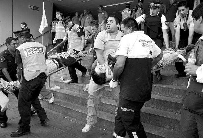 Traslado de los heridos tras el accidente de un tren en la estación del barrio Once, en Buenos Aires. · Foto: Efe, Damián Dopacio