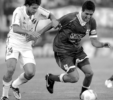 Diego Placente, de Nacional, y Diego Ferreira, de Defensor Sporting, ayer, en el estadio Centenario. · Foto: Nicolás Celaya Diego Placente, de Nacional, y Diego Ferreira, de Defensor Sporting, ayer, en el estadio Centenario. · Foto: Nicolás Celaya