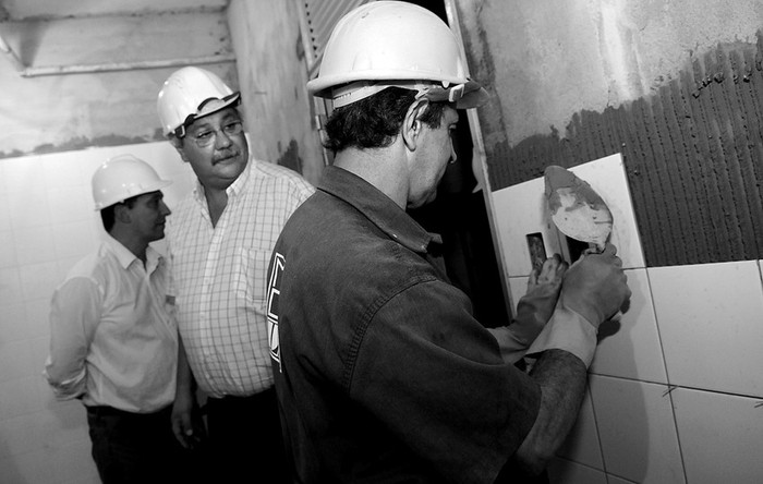 El ministro Enrique Pintado, ayer, en la escuela Brasil. · Foto: Nicolás Celaya