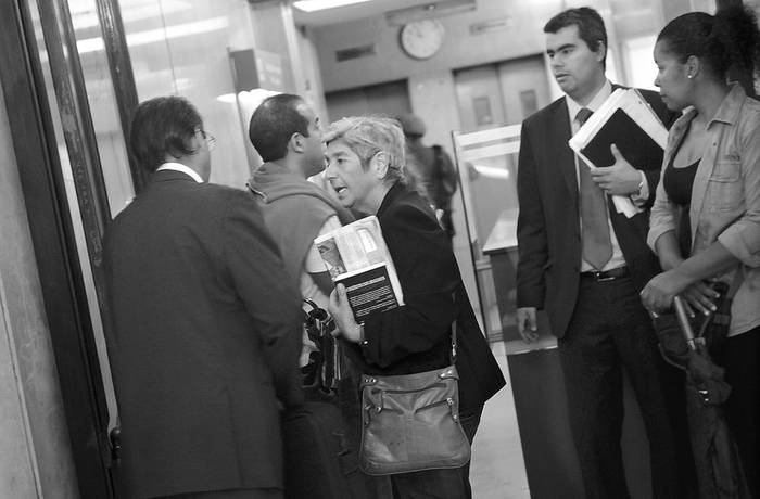 Lilián Celiberti, ayer, cuando llegaba al juzgado de la calle Misiones. · Foto: Nicolás Celaya