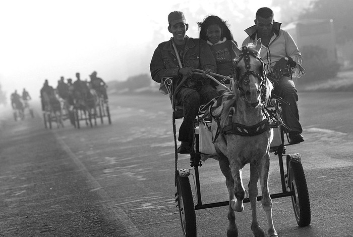 Jóvenes viajan en carros tirados por caballos, en la occidental provincia de Pinar del Río, a unos 150 kilómetros al oeste de La Habana · Foto: Efe, Alejandro Ernesto