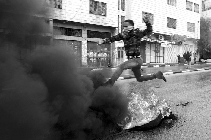 Enfrentamiento entre palestinos y soldados israelíes durante un acto de protesta para pedir la reapertura de la calle Shuhada, en el
corazón de la localidad cisjordana de Hebrón, el viernes. Esa calle está parcialmente cerrada a los vehículos palestinos desde hace 18 años. · Foto: Efe, Abed Al Hashlamoun