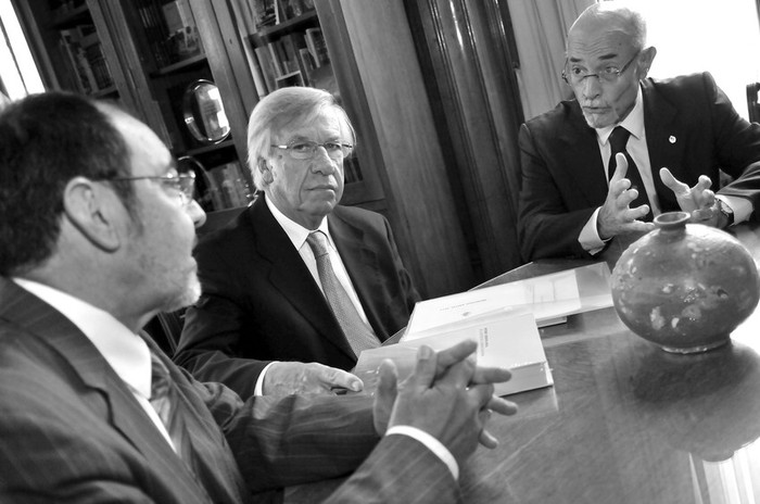 Hugo Rodríguez Filippi, Danilo Astori y Alberto Breccia, ayer, en el despacho del presidente de la Asamblea General · Foto: Javier Calvelo