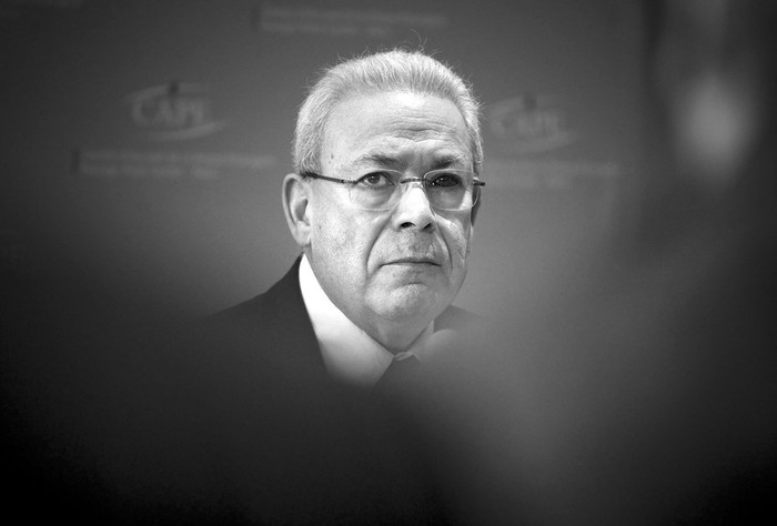 El presidente del opositor Consejo Nacional Sirio (CNS), Burhan Galioun, durante la rueda de prensa celebrada ayer en París. · Foto: EFE, Ian Langsdon
