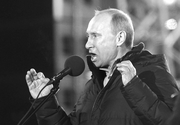 Vladimir Putin se dirige a sus seguidores tras haber ganado holgadamente, de acuerdo a los sondeos y los resultados parciales, las
elecciones presidenciales, en un acto en la plaza Manezhnaya, cerca del Kremlin, Moscú. · Foto: Efe, Yuri Kochetkov