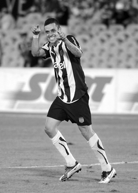Fabián Estoyanoff, tras convertir el tercer gol de Peñarol ante Cerro Largo,
el sábado en el estadio Centenario. · Foto: Pablo Nogueira Fabián Estoyanoff, tras convertir el tercer gol de Peñarol ante Cerro Largo,
el sábado en el estadio Centenario. · Foto: Pablo Nogueira