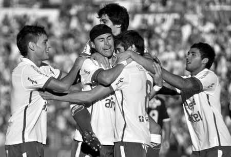 Renato César, Alexander Medina, Maximiliano Calzada, Matías Cabrera y Tabaré Viudez, ayer,
tras el primer gol de Nacional ante Cerro, en el Parque Central. · Foto: Javier Calvelo Renato César, Alexander Medina, Maximiliano Calzada, Matías Cabrera y Tabaré Viudez, ayer,
tras el primer gol de Nacional ante Cerro, en el Parque Central. · Foto: Javier Calvelo