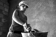Stefani Fiori, peón práctico que trabaja en la construcción desde hace cuatro años, realiza tareas de replanteo en Diamantis Plaza.
