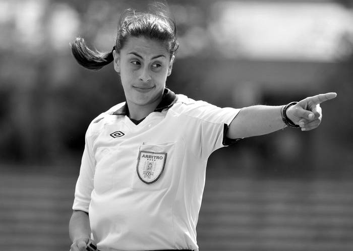 Gabriela Bandeira, árbitra, durante un entrenamiento de la selección femenina de fútbol. (archivo, octubre de 2010) · Foto: Javier Calvelo