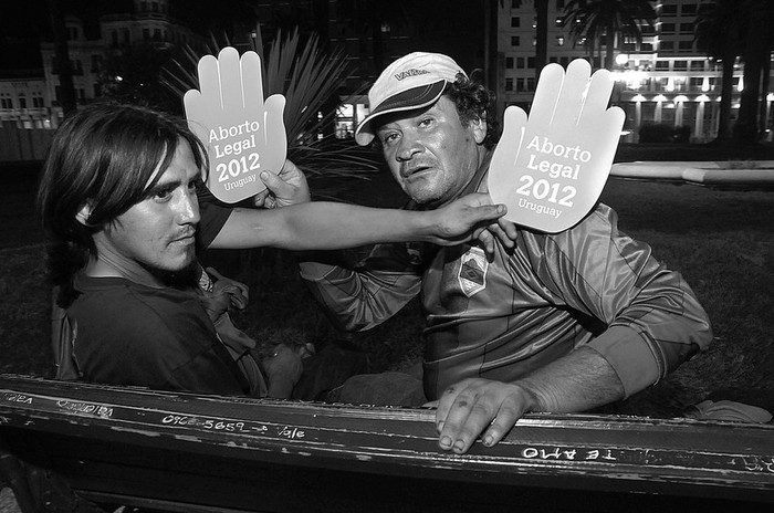 Partidarios de la despenalización del aborto, el miércoles en Plaza Independencia · Foto: Sandro Pereyra