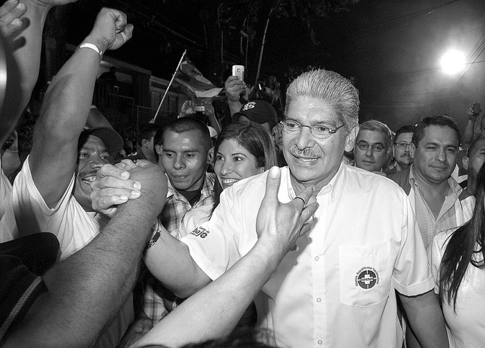 El alcalde de San Salvador y candidato por el partido de derecha Alianza Republicana Nacionalista (Arena), Norman Quijano, saluda a
sus seguidores después de que se hicieran públicos los resultados de las elecciones legislativas y municipales, en San Salvador. · Foto: Efe, Roberto Escobar