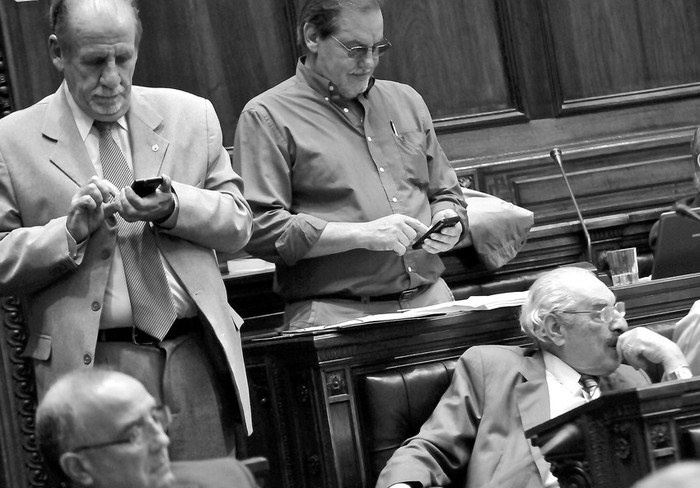 Guillermo Facello, del Partido Colorado, y los frenteamplistas Alberto Couriel, Alfredo Asti y Gustavo Bernini, ayer, en la Asamblea General · Foto: Javier Calvelo