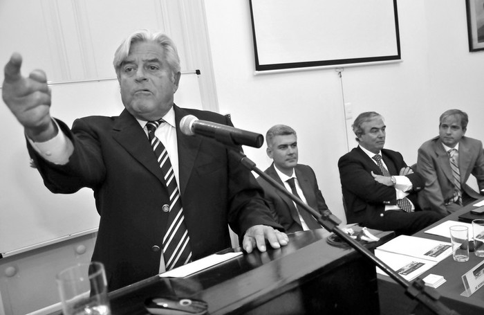 Luis Alberto Lacalle, Rodrigo Goñi, Luis Alberto Heber y Pablo Landoni, ayer, en el lanzamiento del curso “Formación integral en gestión y políticas públicas. · Foto: Javier Calvelo