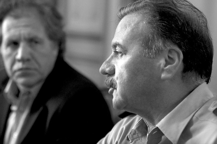 El canciller Luis Almagro y el comandante en jefe del Ejército, Pedro Aguerre,
durante la conferencia de prensa que brindaron junto al ministro de Defensa. · Foto: EFE, Iván Franco