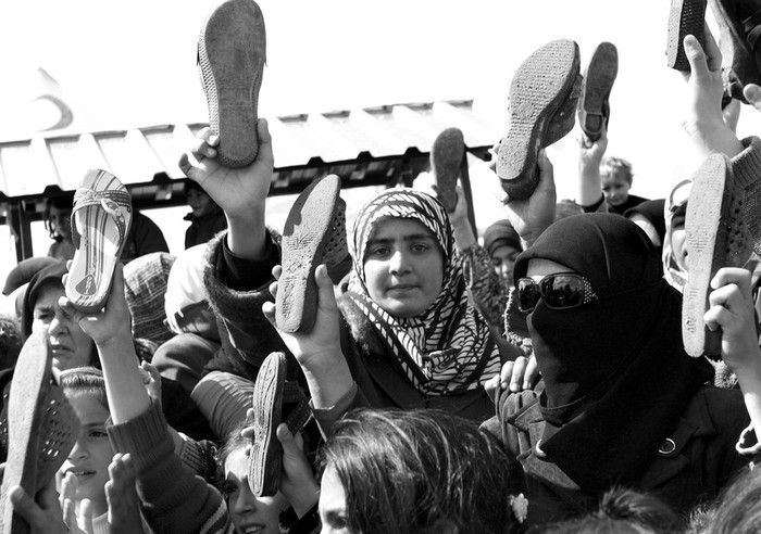 Refugiados sirios durante una protesta contra el presidente Bashar Al Assad en el campo de refugiados del distrito Reyhanli de
Antakya, en Turquía. · Foto: Efe, Aykut Unlupinar 