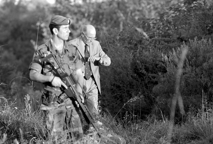 El secretario de Presidencia, Alberto Breccia, ayer, cuando se retiraba del predio del Batallón 14, en Toledo. · Foto: Sandro Pereyra