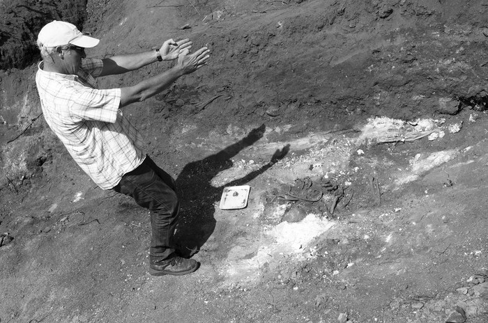 El antropólogo José López Mazz en el sitio donde fueron encontrados nuevos restos humanos en el predio del Batallón No14 del Ejército · Foto: Nicolás Celaya