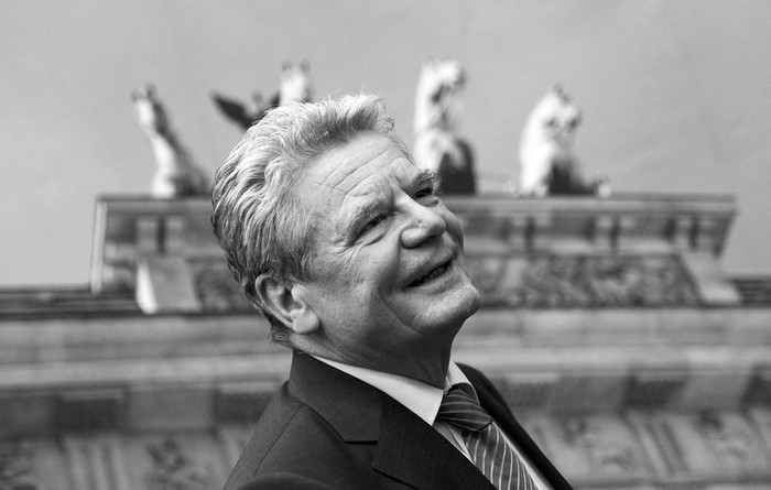 El pastor luterano y antiguo disidente de la RDA, de 72 años de edad, Joachim Gauck, nuevo presidente de Alemania, a su llegada a
una reunión del Partido Liberal (FDP) en Berlín, el sábado. · Foto: Efe, Rainer Jensen