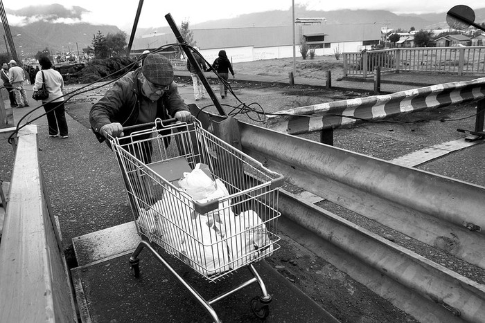 Puente Presidente Ibáñez, que se mantiene bloqueado por habitantes de Aysén, en el sur de Chile, ayer, luego de que en la noche del
martes se produjeran nuevos incidentes con la Policía · Foto: Víctor Ruiz Caballero, Efe