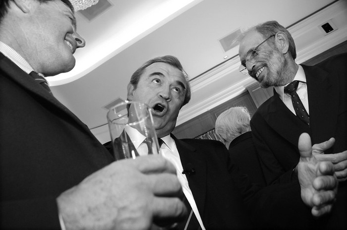 Guillermo Besozzi, Jorge Larrañaga y Alejandro Atchugarry, ayer, en el restaurante Rara Avis. · Foto: Pablo Nogueira