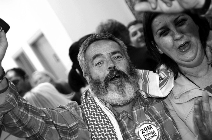 El cabeza de lista de IU por Sevilla, Juan Manuel Sánchez Gordillo,
celebra tras conocer que han duplicado su número de escaños en el Parlamento. · Foto: Raúl Caro, Efe