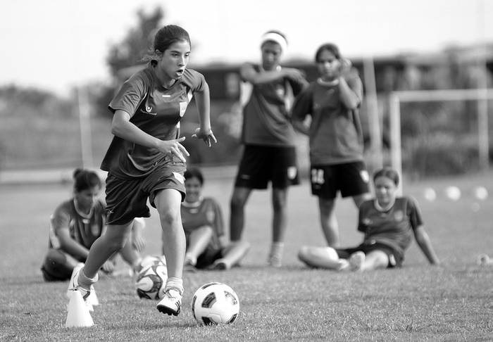 Yamila Badell, la goleadora del campeonato sudamericano sub 17, durante un entrenamiento. (archivo, febrero de 2012) · Foto: Pablo Nogueira