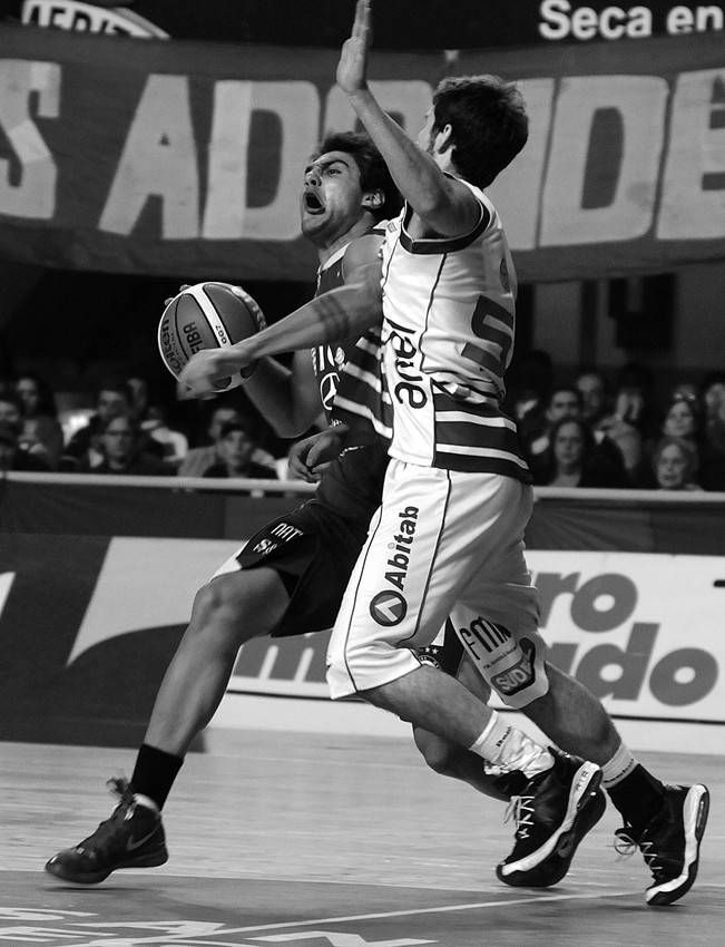 Miguel Barriola, de Hebraica y Macabi, e Iván Arbildi, de Aguada, durante el partido de
anoche en el Palacio Peñarol. · Foto: Pablo Nogueira