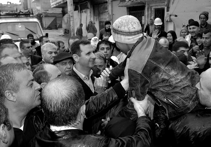 Fotografía enviada por la agencia de noticias siria SANA en la que se ve al presidente sirio, Bashar Al Assad,
en el barrio de Baba Amr, en Homs, Siria. · Foto: Efe, Sana