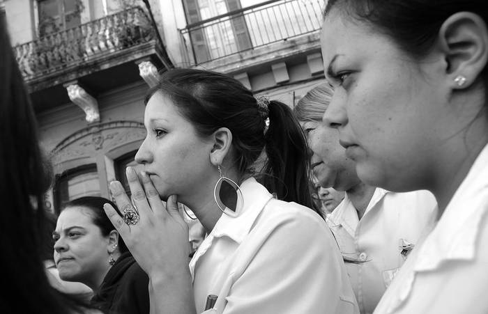 Personal del Hospital Maciel durante el acto realizado ayer frente al centro de salud. · Foto: Pablo Nogueira