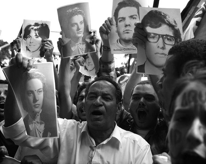 Manifestantes durante una protesta en contra de la celebración de un acto conmemorativo del golpe de Estado de 1964,
que instauró una dictadura de 21 años, el jueves, frente a la sede del Club Militar en Río de Janeiro.  · Foto: Santi Carneri, Efe
