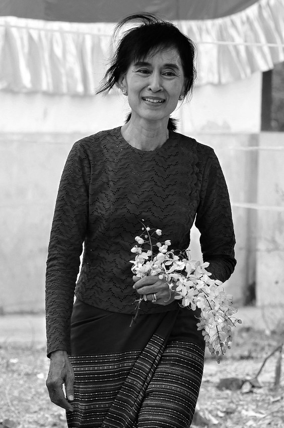 La líder del movimiento democrático de Birmania y premio Nobel de la Paz, Aung San
Suu Kyi, visita un centro electoral en Rangún.  foto: La líder del movimiento democrático de Birmania y premio Nobel de la Paz, Aung San
Suu Kyi, visita un centro electoral en Rangún.  · Foto: Barbara Walton, Efe
