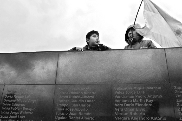 Un hombre y su hijo ayer en el acto conmemorativo por los 30 años del inicio del conflicto contra Reino Unido, en la plaza
Islas Malvinas de Ushuaia (Argentina). · Foto: EFE, Leo La Valle