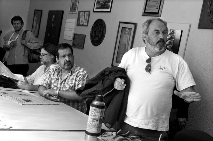 José Fazio, Julio Burgueño y el presidente de ADEOM, Álvaro Soto, ayer, cuando el secretariado del PIT-CNT recibió a los dirigentes del gremio de los municipales · Foto: Victoria Rodríguez