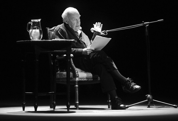 Eduardo Galeano durante la lectura de textos
de Los hijos de los días en el Teatro Solís (archivo 2012). Foto: Sandro Pereyra. · Foto: Sandro Pereyra