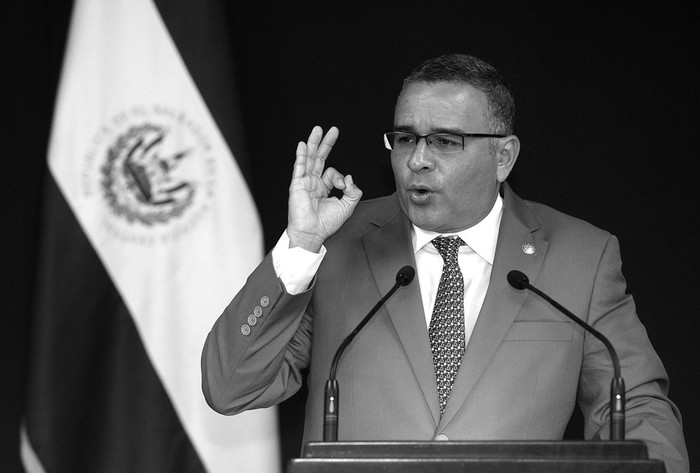 El presidente de El Salvador, Mauricio Funes, durante una rueda de prensa, el 28 de marzo, en la que aseguró que su gobierno “facilitó” las
gestiones de la Iglesia Católica para que las pandillas del país pactaran una “tregua” que ya está vigente. · Foto: Efe, Roberto Escobar