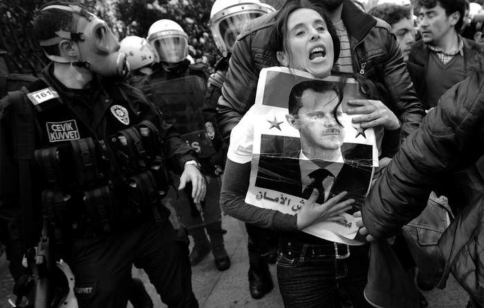 Manifestantes partidarios del presidente sirio, Bashar Al Assad, durante la reunión del grupo Amigos de Siria
para tratar de encontrar soluciones a la crisis siria, el domingo en Estambul, Turquía.  · Foto: Tolga Bozoglu, Efe