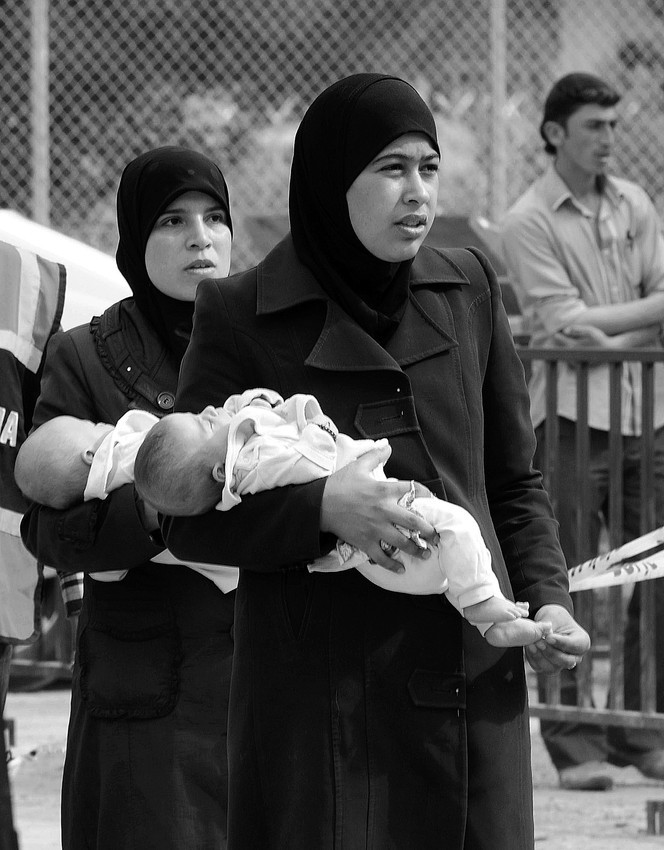 Refugiados sirios llegan, el sábado, al campo de refugiados de Islahiye en Gaziantep,
Turquía, tras huir de su país por la violencia. · Foto: Ahmet Caner Bausal, Efe