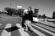 Una persona se retira del estadio Centenario, ayer, con las entradas para el recital de Paul McCartney compradas por internet.