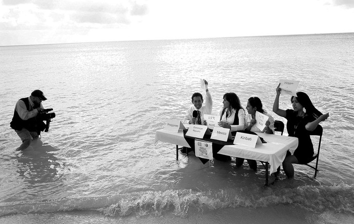 Activistas pro medio ambiente realizan un acto de protesta en una playa de Cancún,
en el marco de la XVI Conferencia de las Partes de la ONU sobre Cambio Climático.  · Foto: Efe, Elizabeth Ruiz