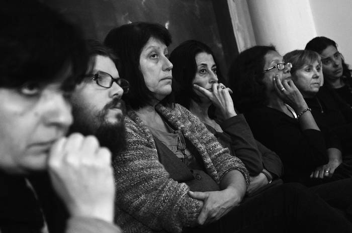 Reunión de docentes frenteamplistas, ayer, en la sede del Fidel. · Foto: Pablo Nogueira