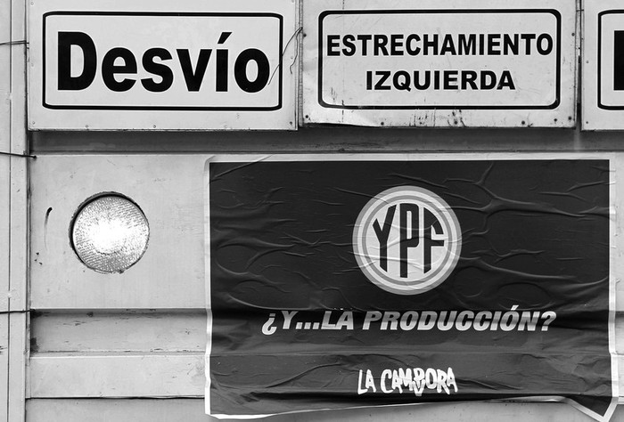 Cartel en Buenos Aires, que coincide con el anuncio dado por el gobierno de la sureña provincia argentina de Río Negro,
sobre el retiro de la licencia para explorar un área de hidrocarburos en esa región a la petrolera YPF, controlada por la española Repsol. · Foto: Efe, Césaro de Luca